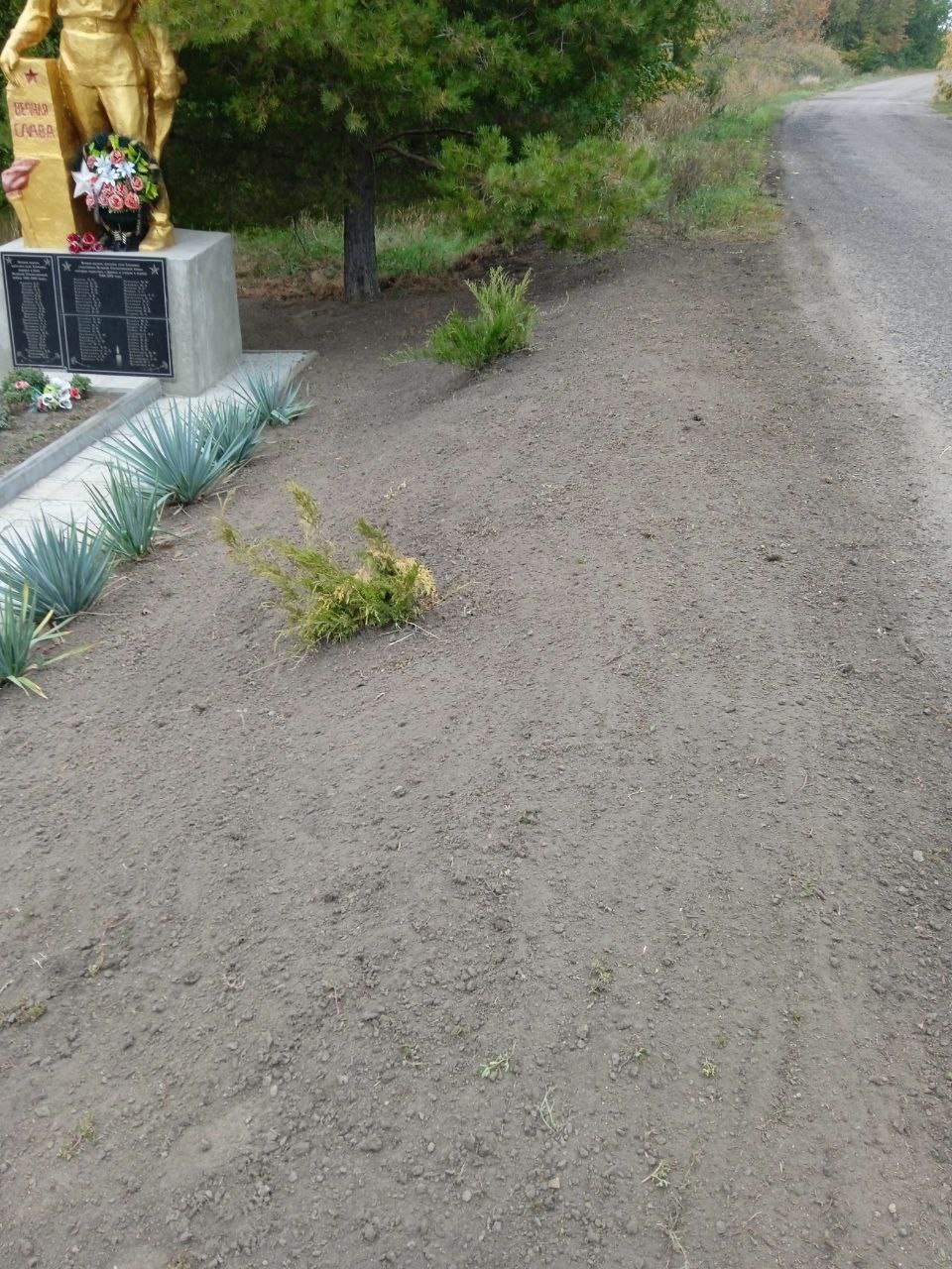 С заботой о памяти. Сотрудники «Жилсервис» провели работы по благоустройству памятника в Еленовке С заботой о памяти. Сотрудники «Жилсервис» провели работы по благоустройству памятника в Еленовке