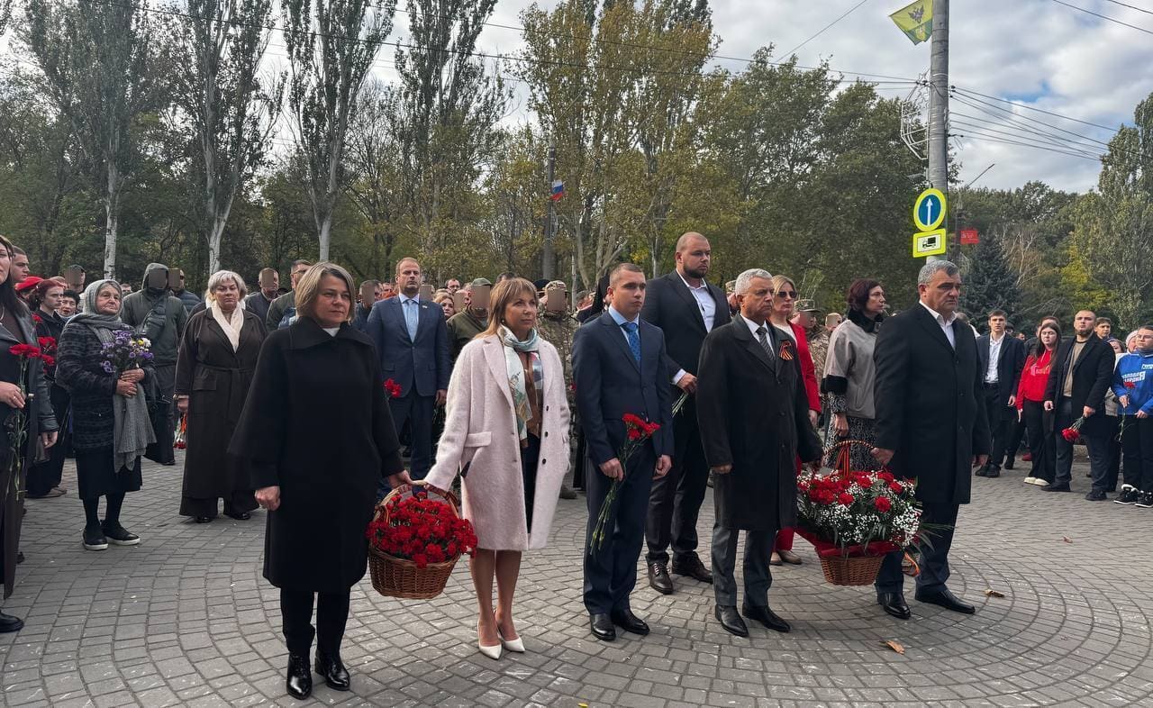 Сегодня Избирательная комиссия Запорожской области вместе с жителями Мелитополя склонили головы перед подвигом героев, отстоявших наш город в суровые годы Великой Отечественной войны Сегодня Избирательная комиссия Запорожской области вместе с жителями Мелитополя склонили головы перед подвигом героев, отстоявших наш город в суровые годы Великой Отечественной войны