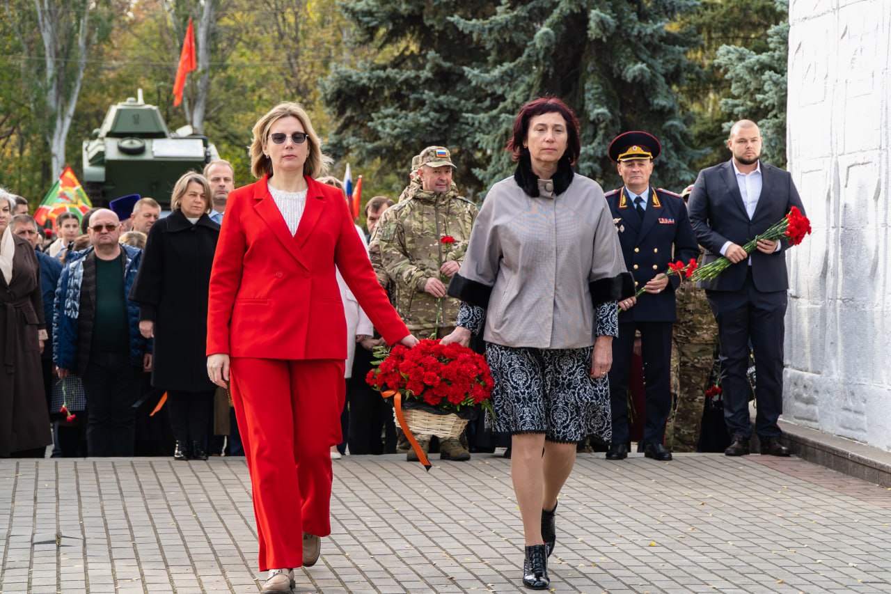 Сергей Золотарёв: В День освобождения нашего города от немецко-фашистских захватчиков мы возложили цветы к мемориалу «Братское кладбище», где покоятся более двух тысяч советских воинов, отдавших жизни за наше светлое... Сергей Золотарёв: В День освобождения нашего города от немецко-фашистских захватчиков мы возложили цветы к мемориалу «Братское кладбище», где покоятся более двух тысяч советских воинов, отдавших жизни за наше светлое...
