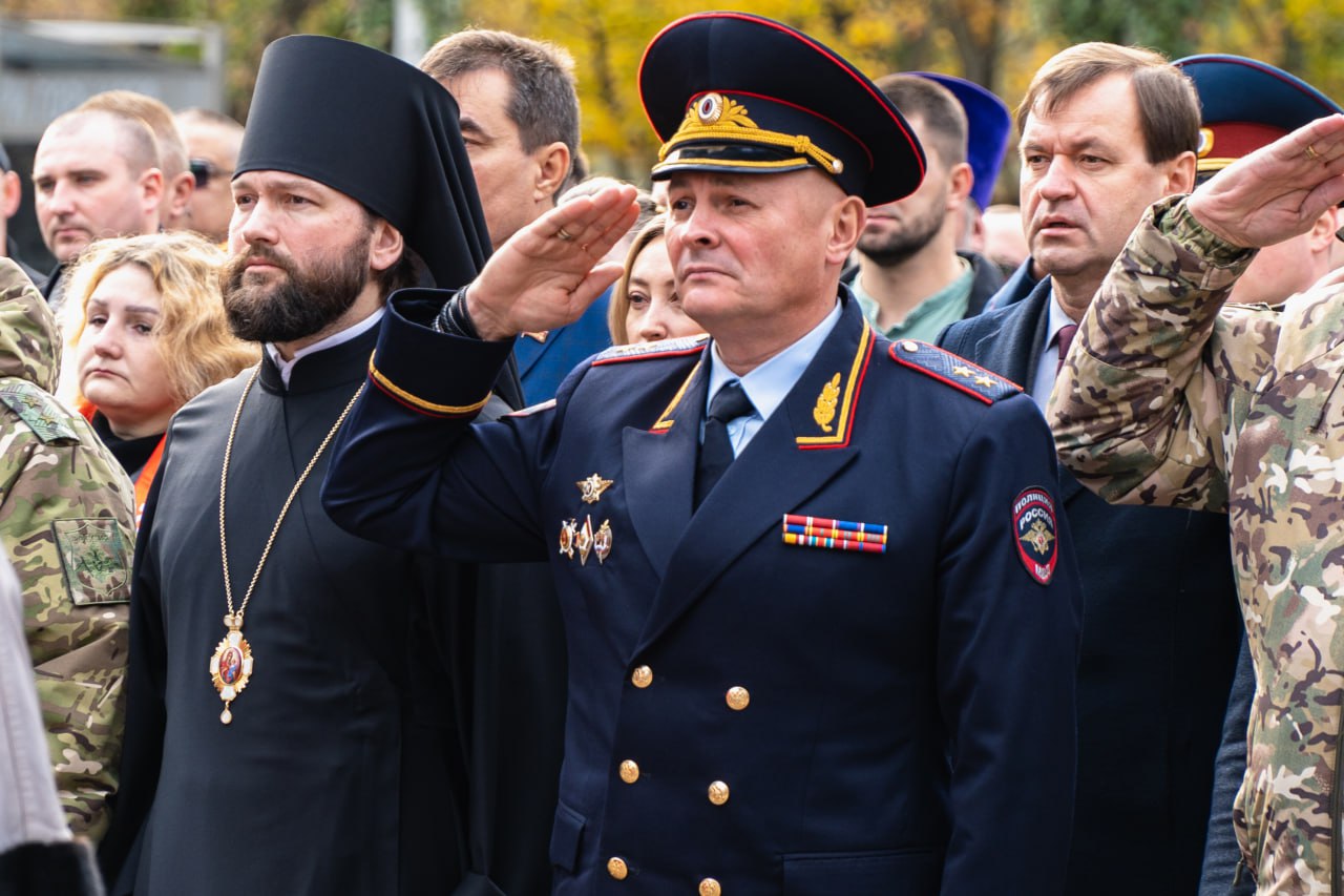 23 октября, в годовщину освобождения Мелитополя, отдавая дань уважения героизму советских воинов, пожертвовавших собой ради избавления города от немецко-фашистской оккупации, начальник Главного управления МВД России по... 23 октября, в годовщину освобождения Мелитополя, отдавая дань уважения героизму советских воинов, пожертвовавших собой ради избавления города от немецко-фашистской оккупации, начальник Главного управления МВД России по...