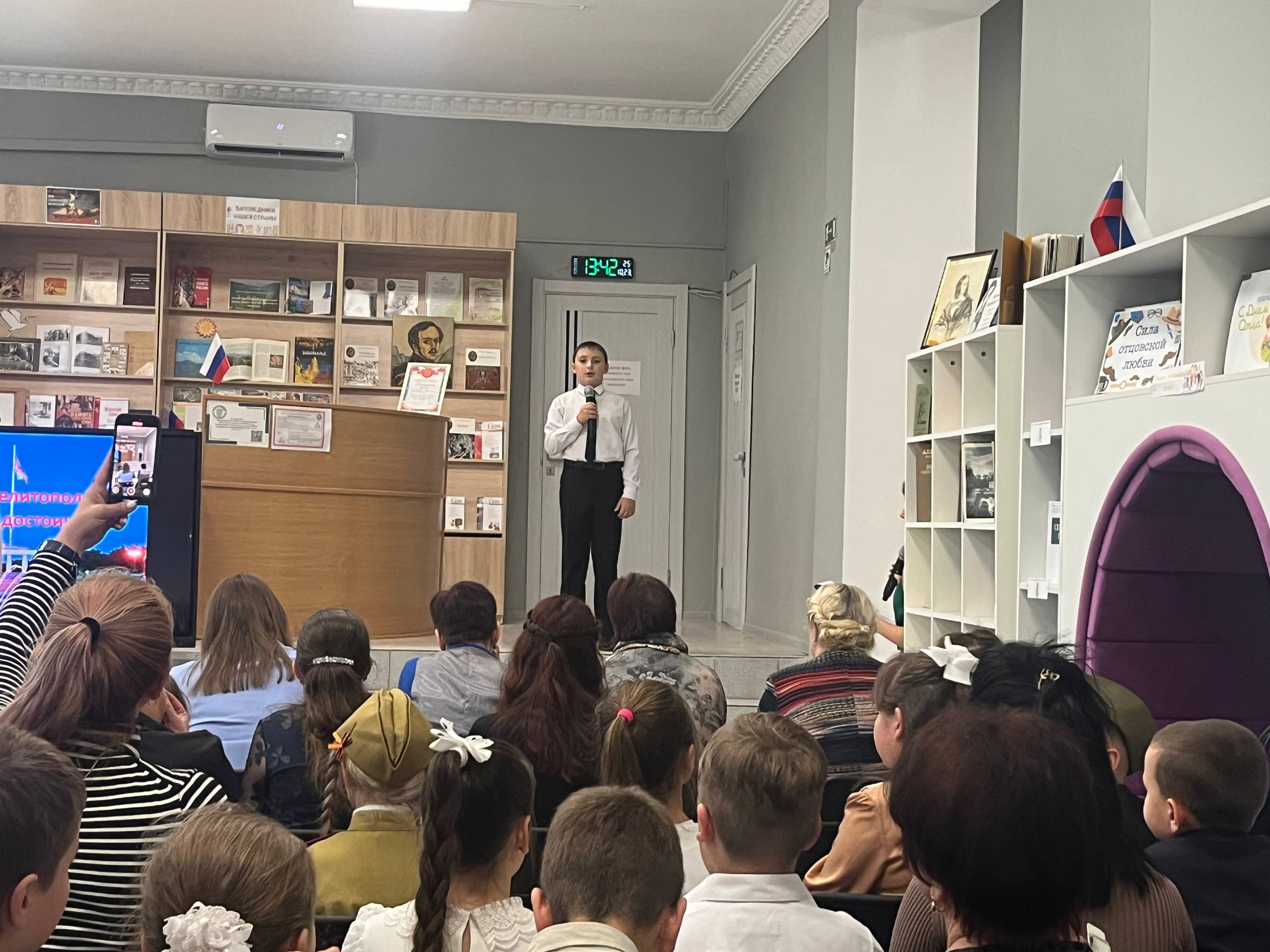 Сегодня в Центральной городской библиотеке имени М. Ю. Лермонтова прошёл конкурс чтецов «Родной Мелитополь, ты славы достоин!!», посвящённый освобождения Мелитополя от немецко-фашистских захватчиков Сегодня в Центральной городской библиотеке имени М. Ю. Лермонтова прошёл конкурс чтецов «Родной Мелитополь, ты славы достоин!!», посвящённый освобождения Мелитополя от немецко-фашистских захватчиков