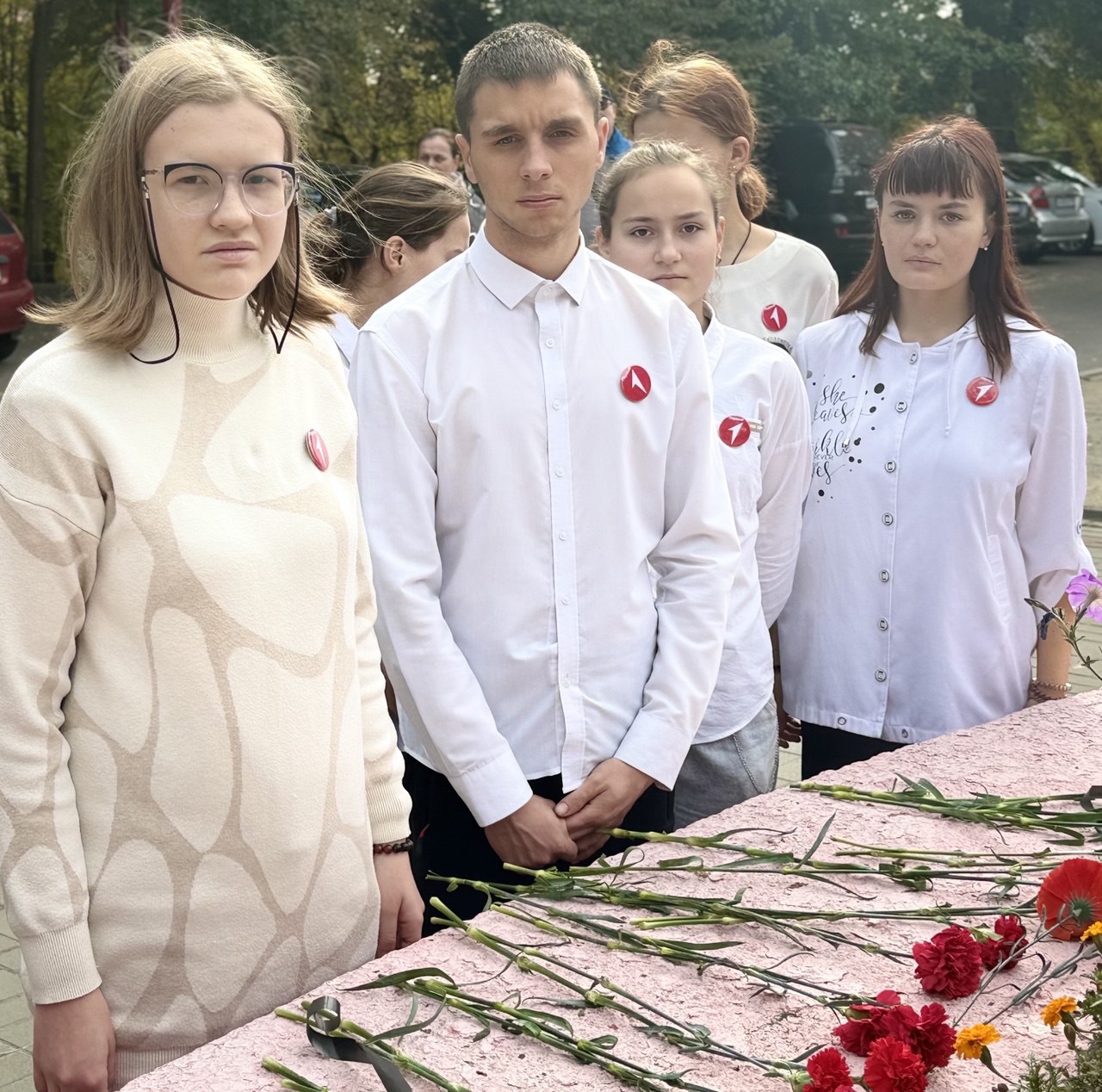 Торжественное возложение цветов старшеклассниками Школы-интерната «Гармония" Торжественное возложение цветов старшеклассниками Школы-интерната «Гармония"