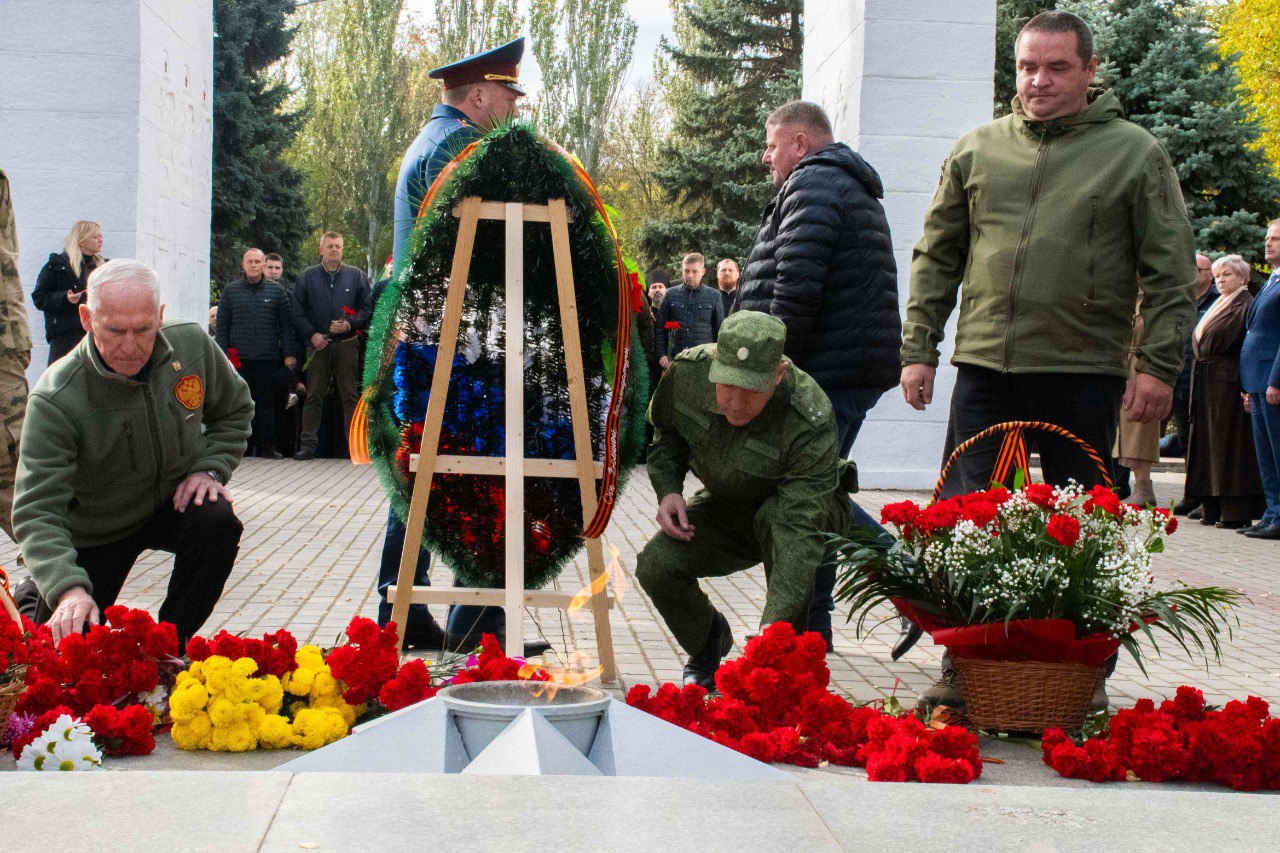 Заместитель руководителя следственного управления Следственного комитета Российской Федерации по Запорожской области принял участие в торжественной церемонии возложения цветов Заместитель руководителя следственного управления Следственного комитета Российской Федерации по Запорожской области принял участие в торжественной церемонии возложения цветов