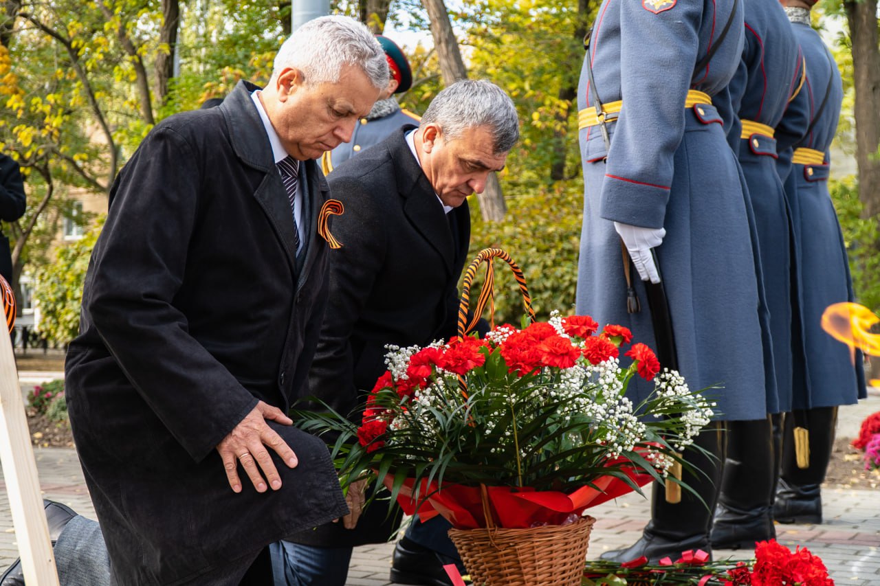 Сергей Золотарёв: В День освобождения нашего города от немецко-фашистских захватчиков мы возложили цветы к мемориалу «Братское кладбище», где покоятся более двух тысяч советских воинов, отдавших жизни за наше светлое... Сергей Золотарёв: В День освобождения нашего города от немецко-фашистских захватчиков мы возложили цветы к мемориалу «Братское кладбище», где покоятся более двух тысяч советских воинов, отдавших жизни за наше светлое...
