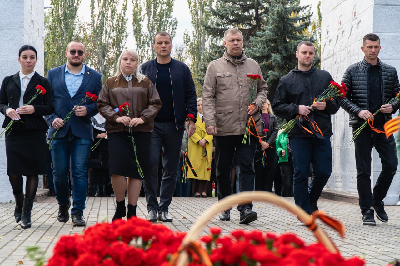 Сергей Золотарёв: В День освобождения нашего города от немецко-фашистских захватчиков мы возложили цветы к мемориалу «Братское кладбище», где покоятся более двух тысяч советских воинов, отдавших жизни за наше светлое... Сергей Золотарёв: В День освобождения нашего города от немецко-фашистских захватчиков мы возложили цветы к мемориалу «Братское кладбище», где покоятся более двух тысяч советских воинов, отдавших жизни за наше светлое...