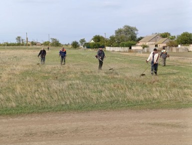 Сотрудники МБУ «Жилсервис» провели покос травы на стадионе в селе Новгородковка