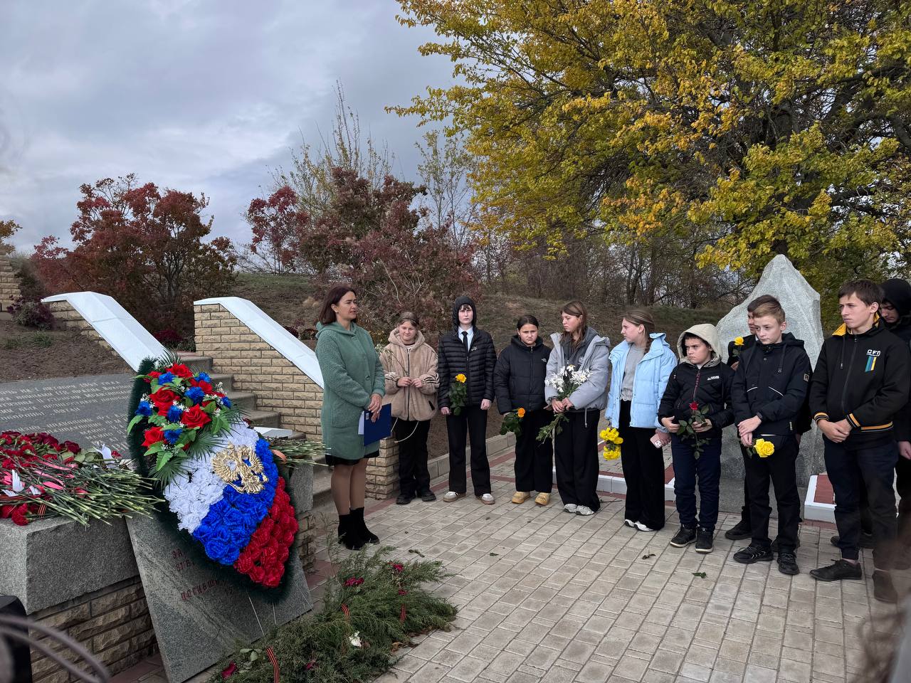 В 82 годовщину освобождения Мелитополя от немецко-фашистских захватчиков учащиеся 7-х классов посетили Мемориал на месте прорыва линии Вотан В 82 годовщину освобождения Мелитополя от немецко-фашистских захватчиков учащиеся 7-х классов посетили Мемориал на месте прорыва линии Вотан