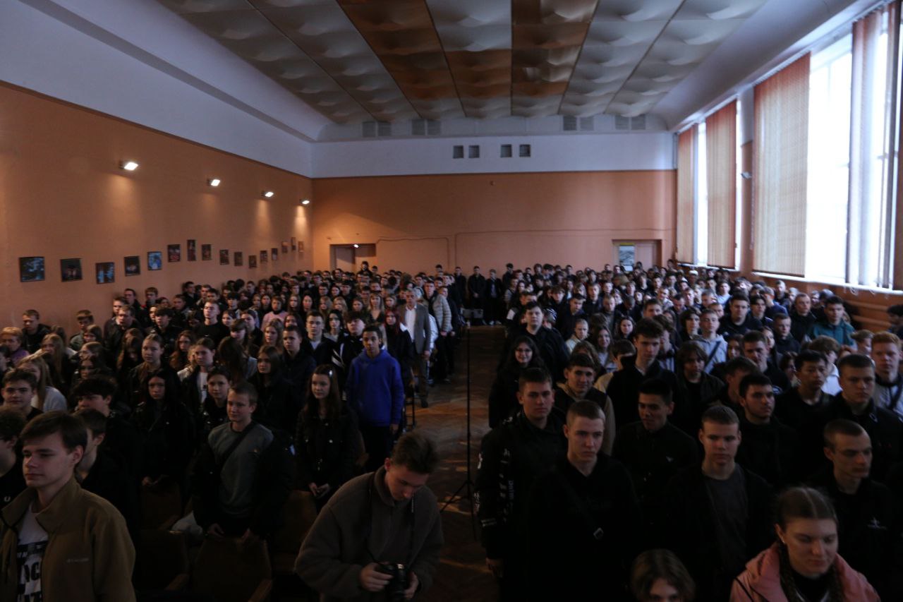 23 октября в стенах ГБПОУ "Мелитопольский многопрофильный колледж" прозвучали мелодии, наполненные гордостью, скорбью и неиссякаемой любовью к родному городу 23 октября в стенах ГБПОУ "Мелитопольский многопрофильный колледж" прозвучали мелодии, наполненные гордостью, скорбью и неиссякаемой любовью к родному городу