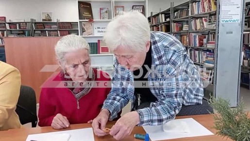 Энергодарцев научили создавать бутоны роз из кленовых листьев