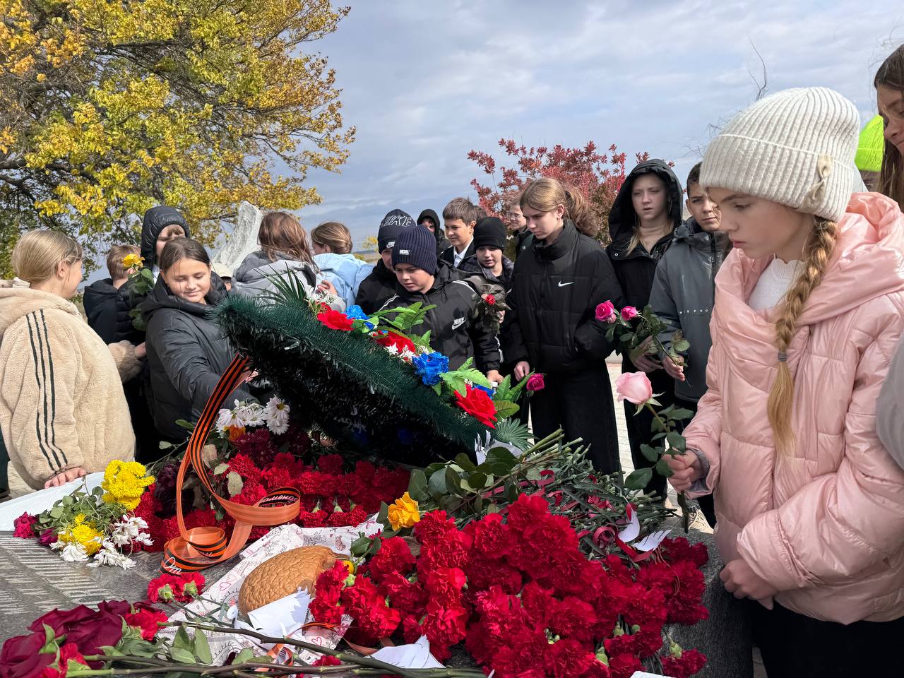 В 82 годовщину освобождения Мелитополя от немецко-фашистских захватчиков учащиеся 7-х классов посетили Мемориал на месте прорыва линии Вотан В 82 годовщину освобождения Мелитополя от немецко-фашистских захватчиков учащиеся 7-х классов посетили Мемориал на месте прорыва линии Вотан