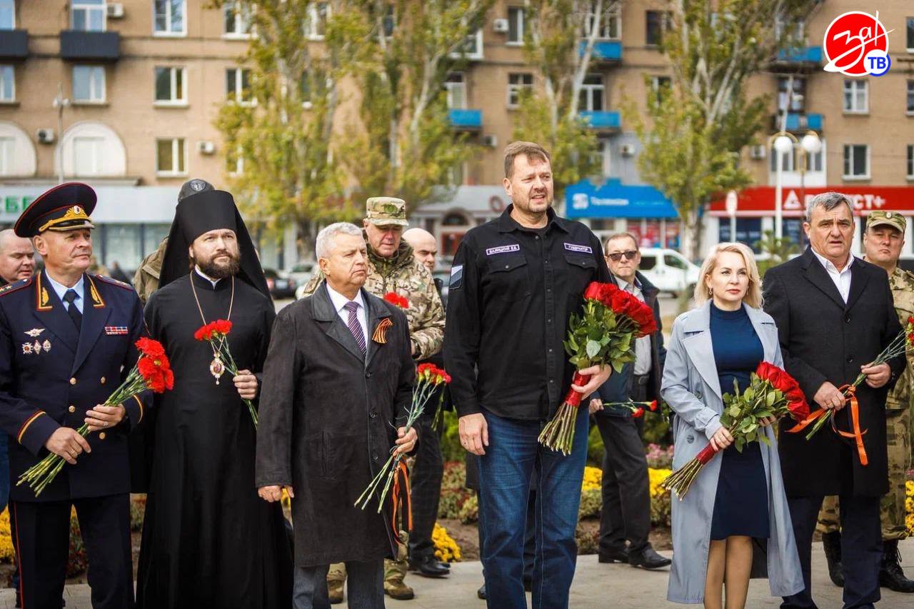 Торжественная церемония возложения цветов прошла у стелы «Город воинской славы» в Мелитополе Торжественная церемония возложения цветов прошла у стелы «Город воинской славы» в Мелитополе