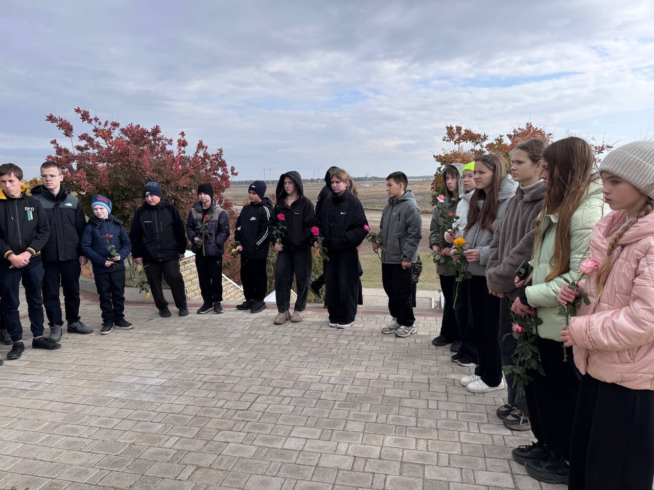 В 82 годовщину освобождения Мелитополя от немецко-фашистских захватчиков учащиеся 7-х классов посетили Мемориал на месте прорыва линии Вотан В 82 годовщину освобождения Мелитополя от немецко-фашистских захватчиков учащиеся 7-х классов посетили Мемориал на месте прорыва линии Вотан