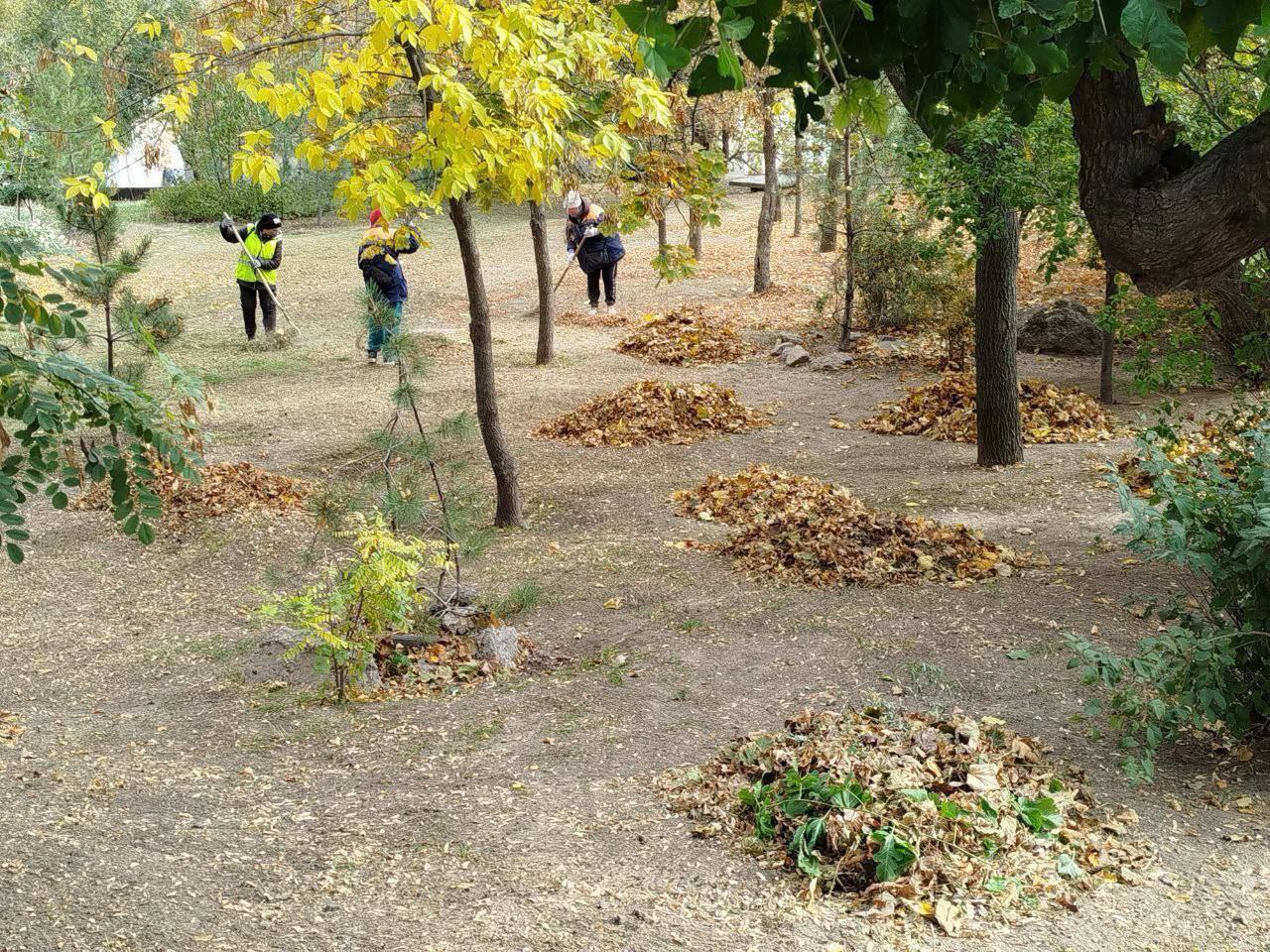 Сотрудники МКУ «Благоустройство» продолжают уборку опавшей листвы на территории городского округа Мелитополь Сотрудники МКУ «Благоустройство» продолжают уборку опавшей листвы на территории городского округа Мелитополь