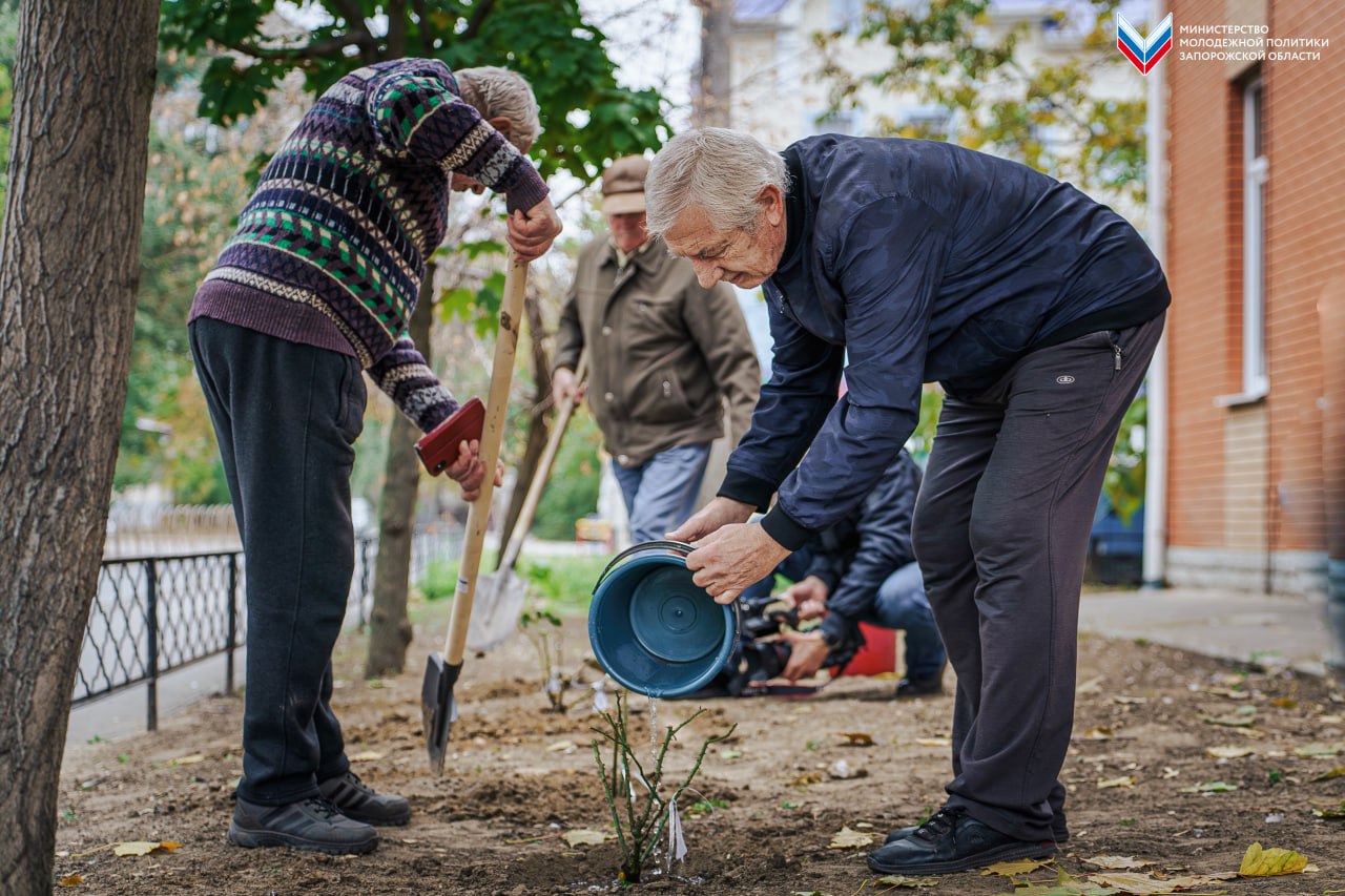В Мелитополе состоялась высадка роз в память о 40-летии катастрофы на ЧАЭС В Мелитополе состоялась высадка роз в память о 40-летии катастрофы на ЧАЭС