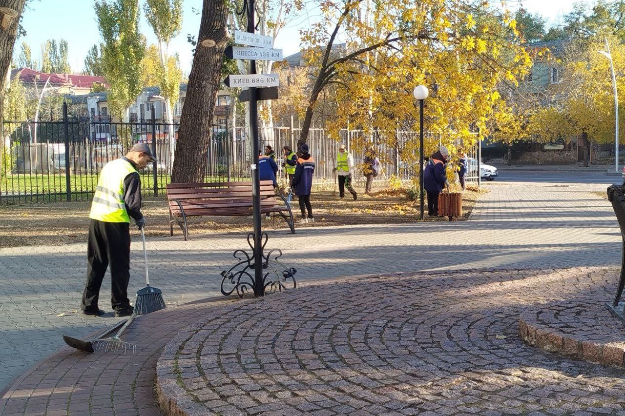 Сотрудники МКУ «Благоустройство» продолжают уборку опавшей листвы на территории городского округа Мелитополь