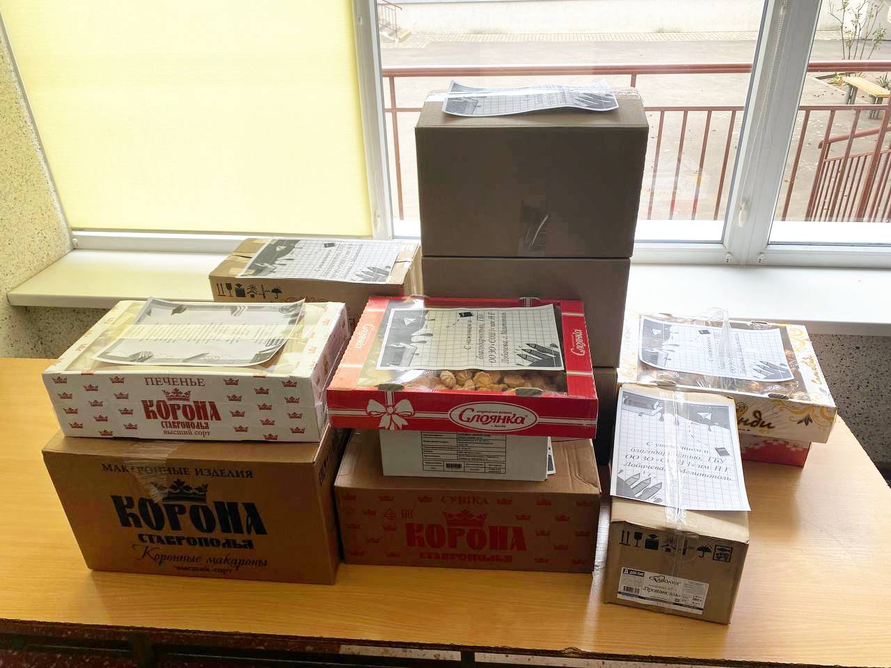 Активисты «Волонтерской Роты» мелитопольской школы №1 передали гумпомощь военнослужащим Активисты «Волонтерской Роты» мелитопольской школы №1 передали гумпомощь военнослужащим