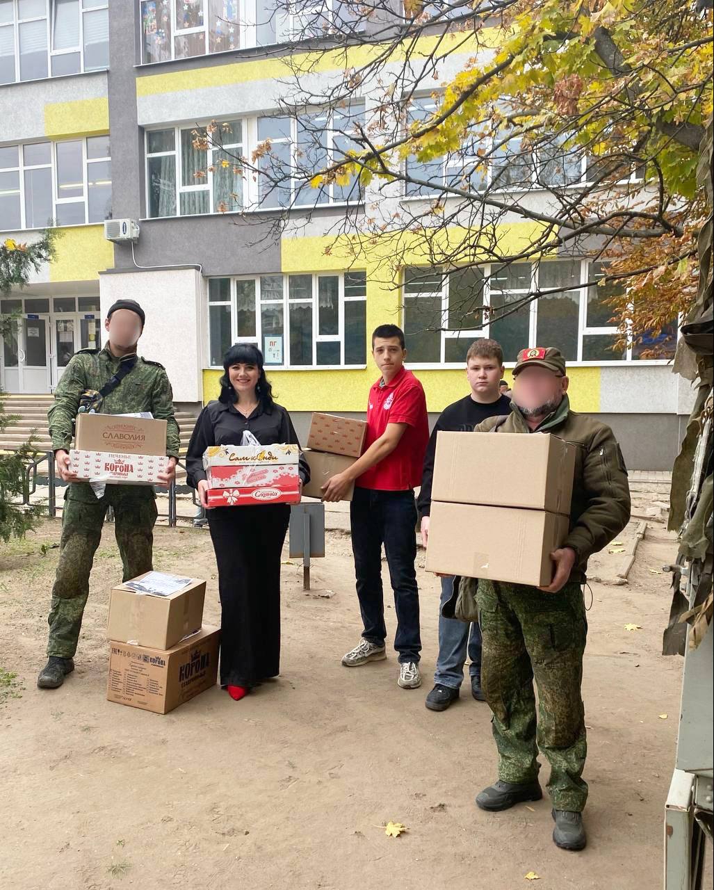 Активисты «Волонтерской Роты» мелитопольской школы №1 передали гумпомощь военнослужащим Активисты «Волонтерской Роты» мелитопольской школы №1 передали гумпомощь военнослужащим