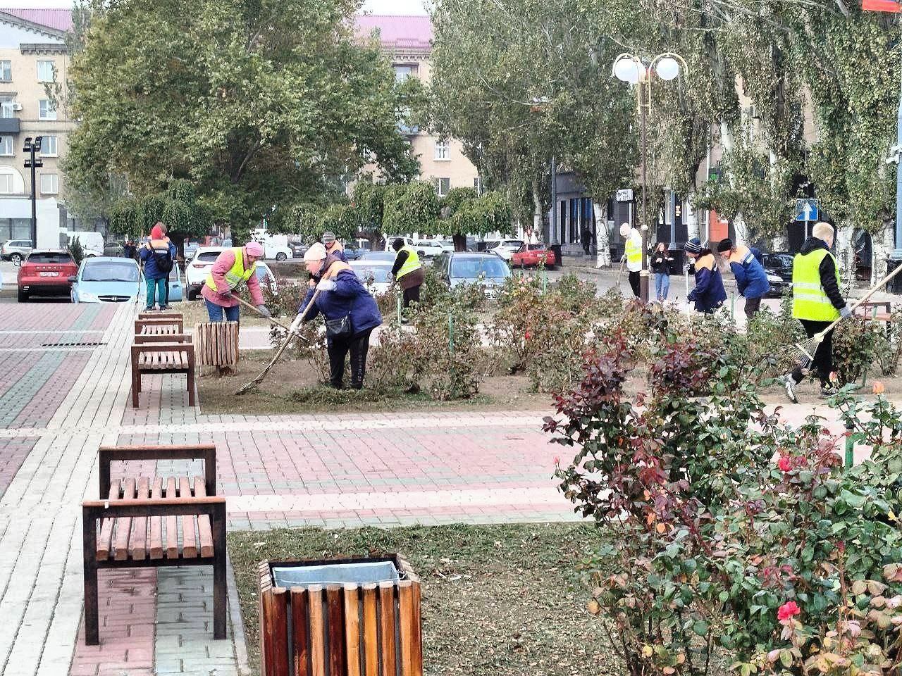 Сотрудники МКУ «Благоустройство» продолжают уборку опавшей листвы на территории городского округа Мелитополь Сотрудники МКУ «Благоустройство» продолжают уборку опавшей листвы на территории городского округа Мелитополь