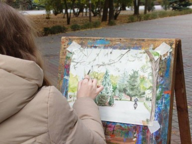 Юные художники Мелитополя устроили пленэр в парке Горького