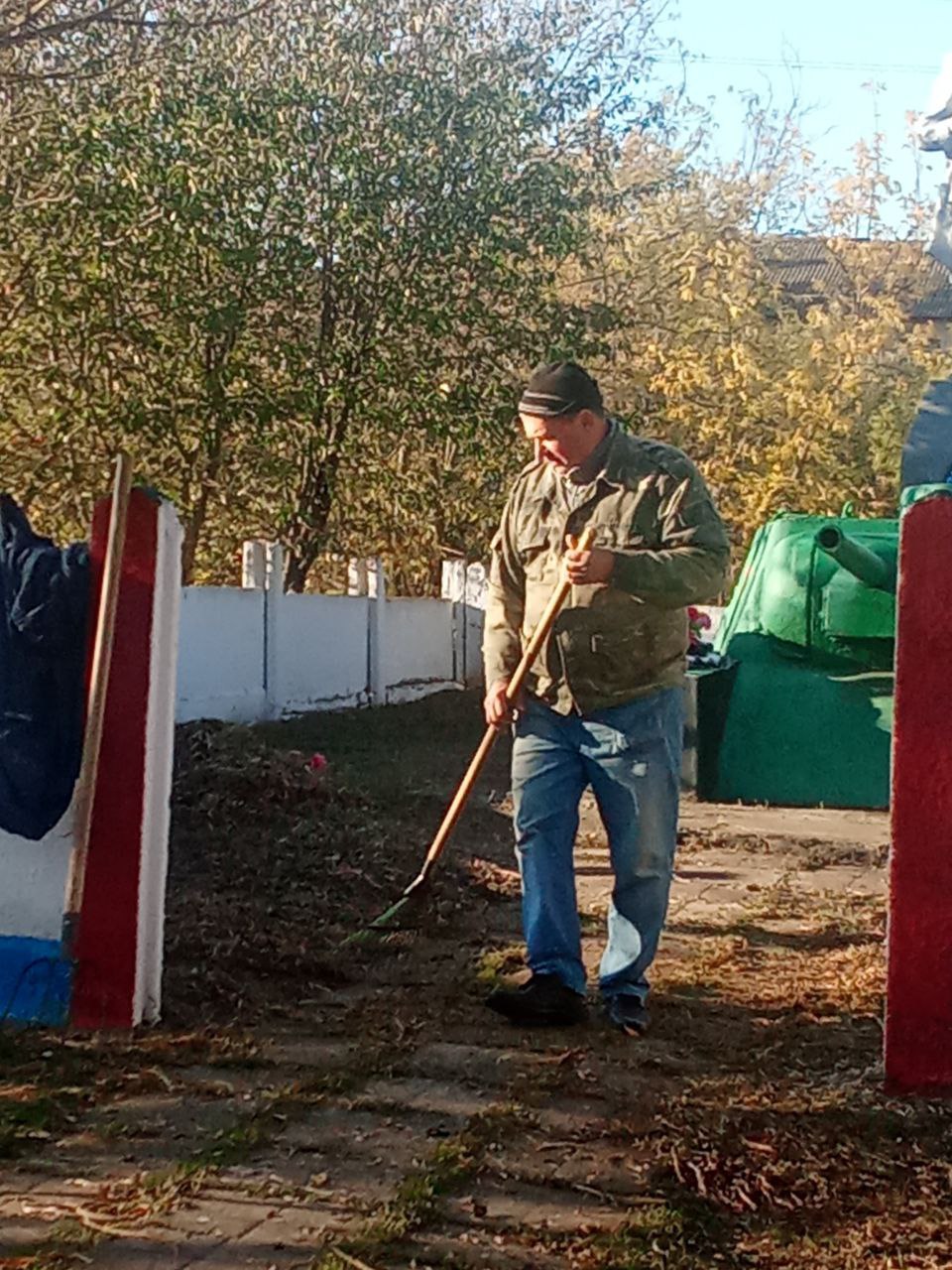 С заботой о героях. Сотрудники МБУ «Жилсервис» Мелитопольского муниципального округа провели работы по благоустройству территории вокруг памятника погибшим воинам в посёлке Трудовое С заботой о героях. Сотрудники МБУ «Жилсервис» Мелитопольского муниципального округа провели работы по благоустройству территории вокруг памятника погибшим воинам в посёлке Трудовое