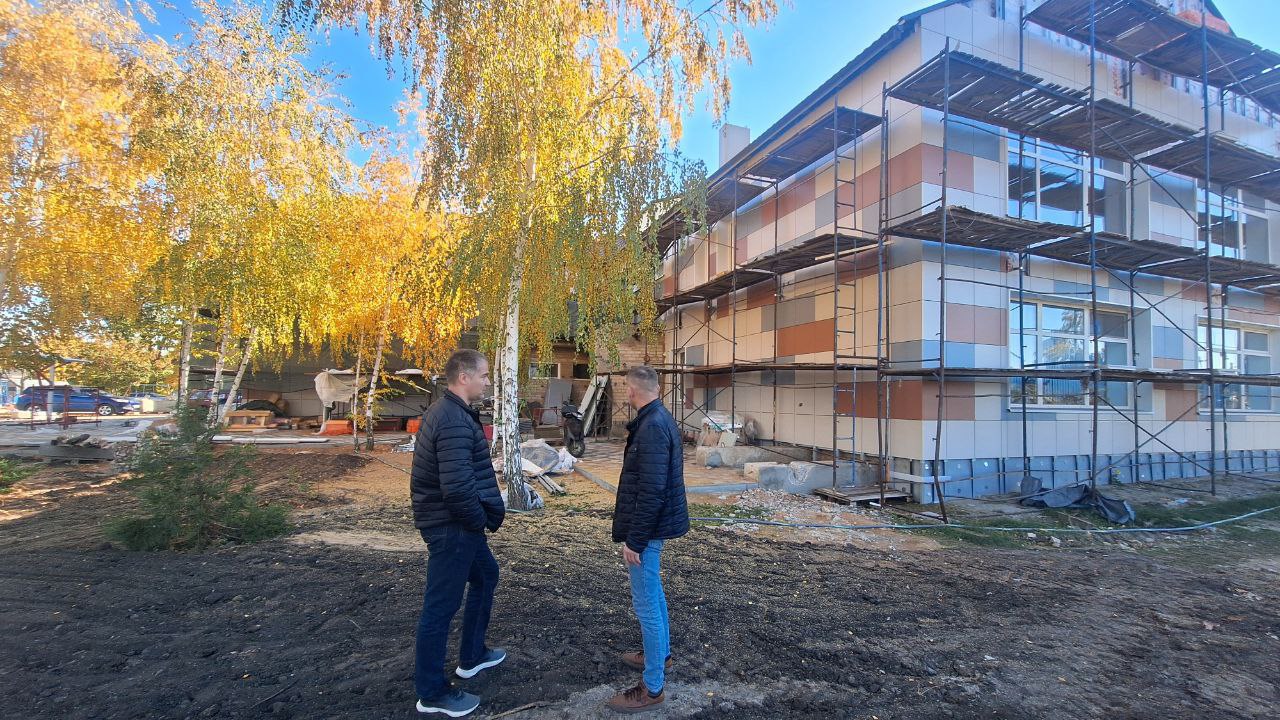 Представители шефов из Архангельской области проинспектировали ремонт ДК в Терпенье Представители шефов из Архангельской области проинспектировали ремонт ДК в Терпенье