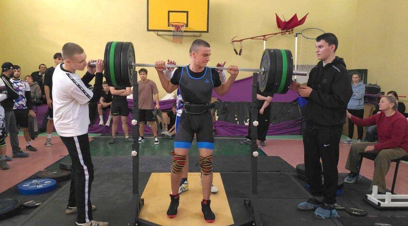 В посёлке Веселое прошли соревнования по пауэрлифтингу памяти мастера спорта Антона Спиридонова, погибшего в зоне СВО