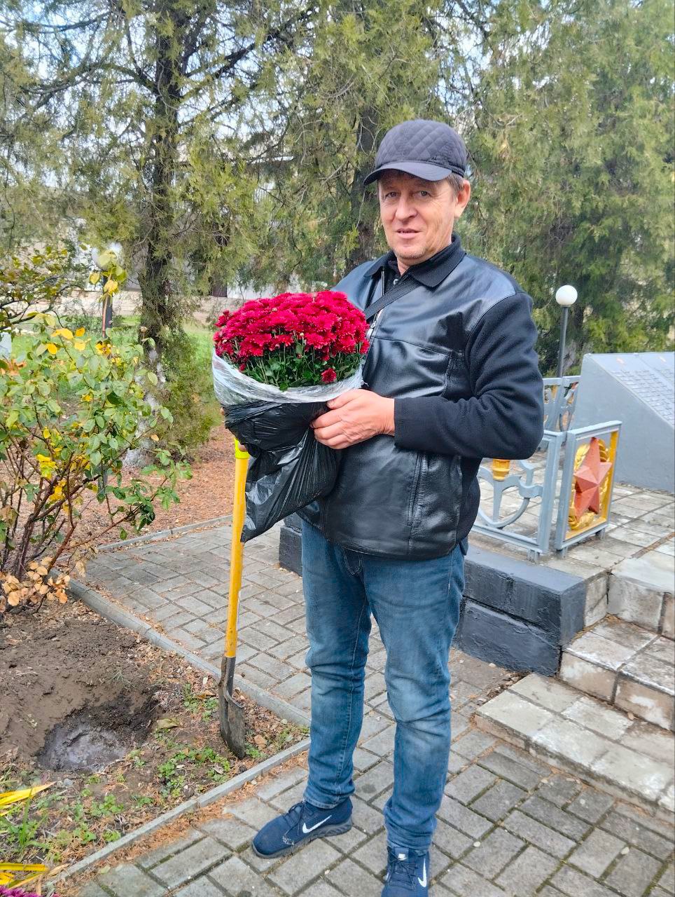 Благоустройство Памятника. В преддверии Дня освобождения села Спасского от немецко-фашистских захватчиков сотрудники клуба почтили память павших героев Благоустройство Памятника. В преддверии Дня освобождения села Спасского от немецко-фашистских захватчиков сотрудники клуба почтили память павших героев