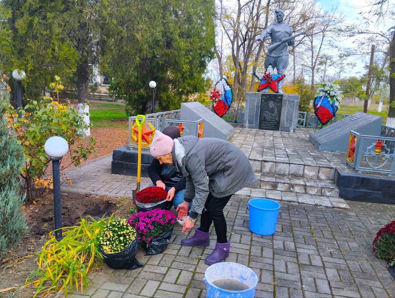 Благоустройство Памятника. В преддверии Дня освобождения села Спасского от немецко-фашистских захватчиков сотрудники клуба почтили память павших героев Благоустройство Памятника. В преддверии Дня освобождения села Спасского от немецко-фашистских захватчиков сотрудники клуба почтили память павших героев