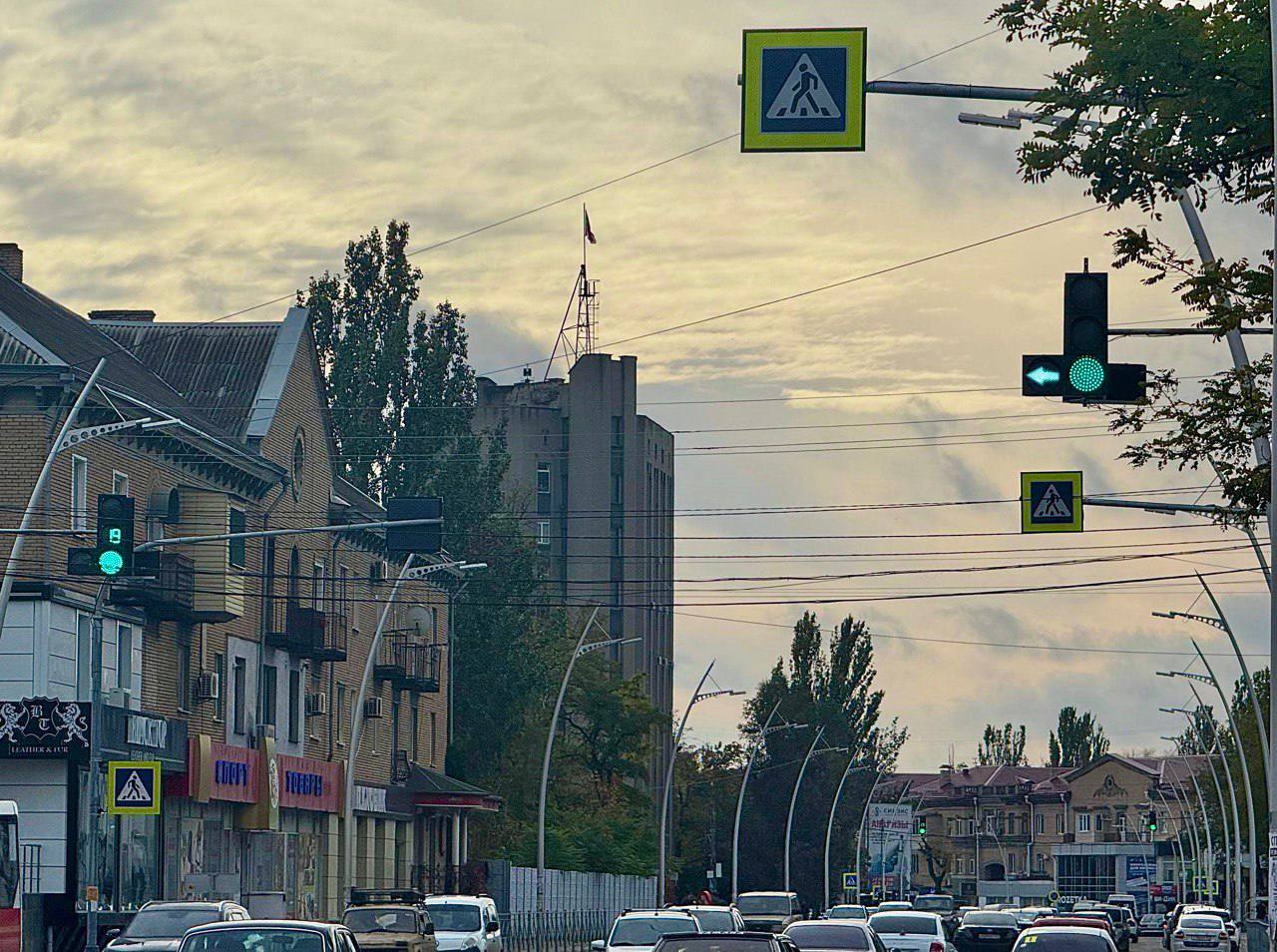 В Мелитополе на перекрёстке проспекта Богдана Хмельницкого и улицы Екатерины Великой светофор оборудовали дополнительной стрелкой для поворота налево