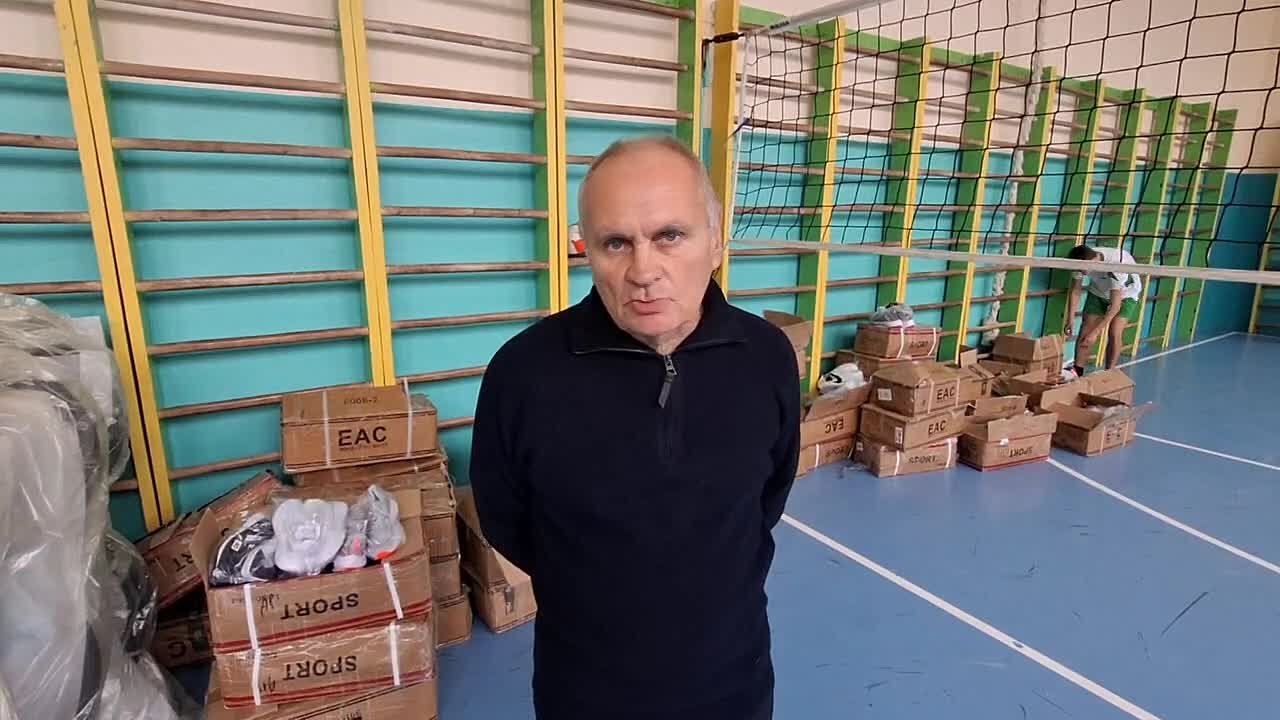 Народный фронт передал спортивной школе Куйбышевского округа 338 пар кроссовок и 5 велосипедов