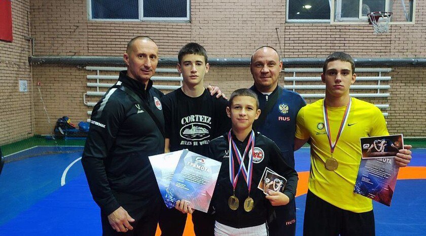 Борцы из Токмака завоевали золото на соревнованиях в Донецке