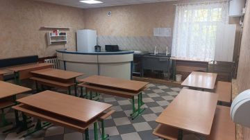 В ГБУ ОО ЗО «Ефремовская средняя общеобразовательная школа № 41» г.о. Мелитополь своими силами создали уютную комнату для питания детей