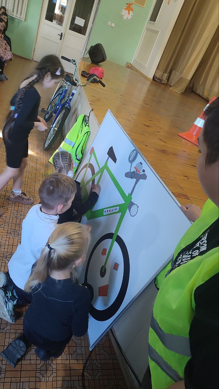 Команда мобильного комплекса «Лаборатории Безопасности» Центра внешкольного образования в гостях у воспитанников и педагогов Мелитопольской Детской школы искусств