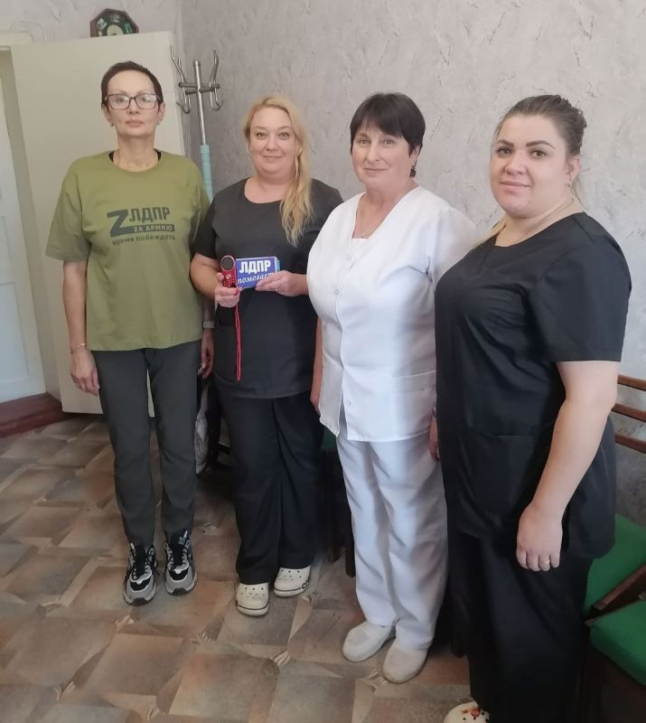 Активисты ЛДПР поздравили медицинских работников Новопетровской амбулатории с Днём народного единства