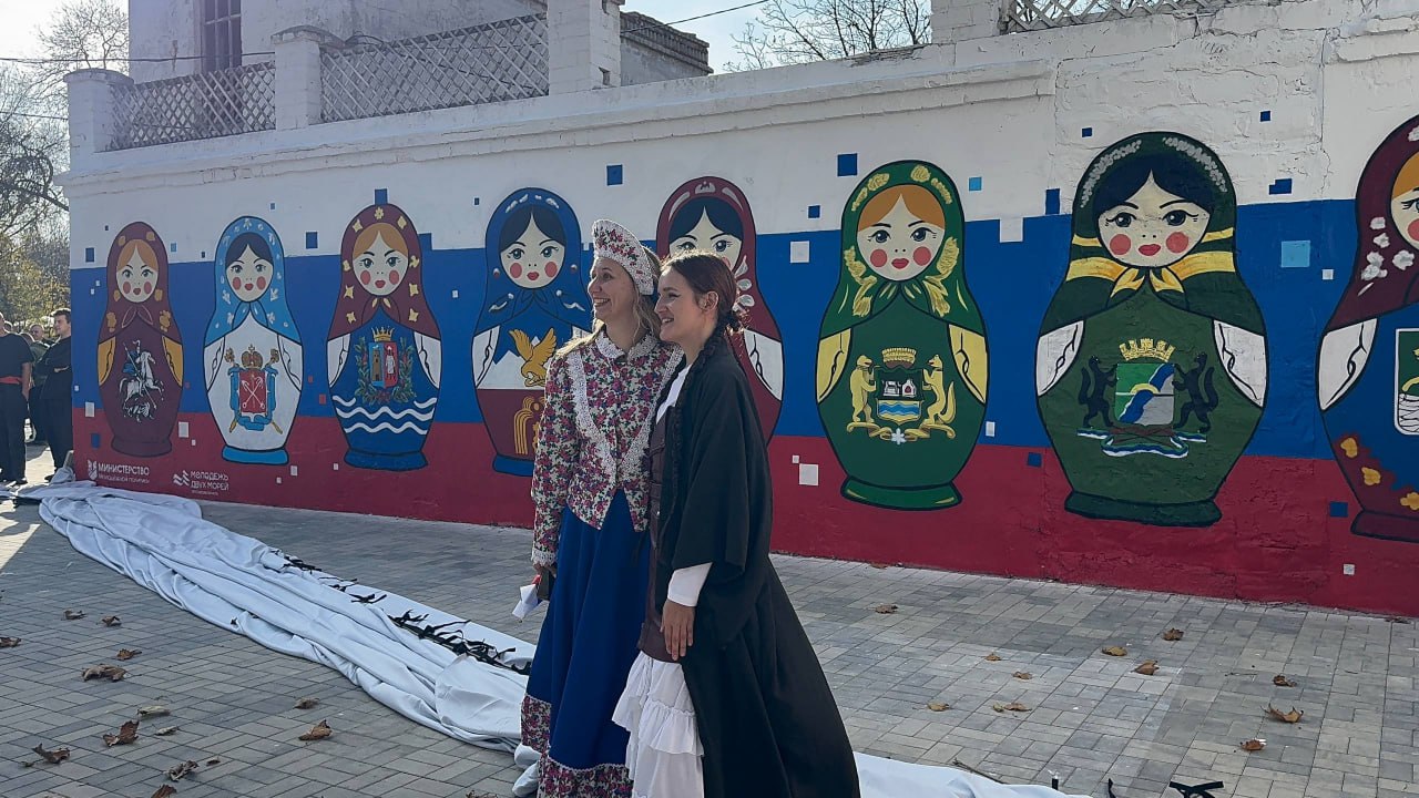 Гигантский флаг России и мурал из 12 матрешек