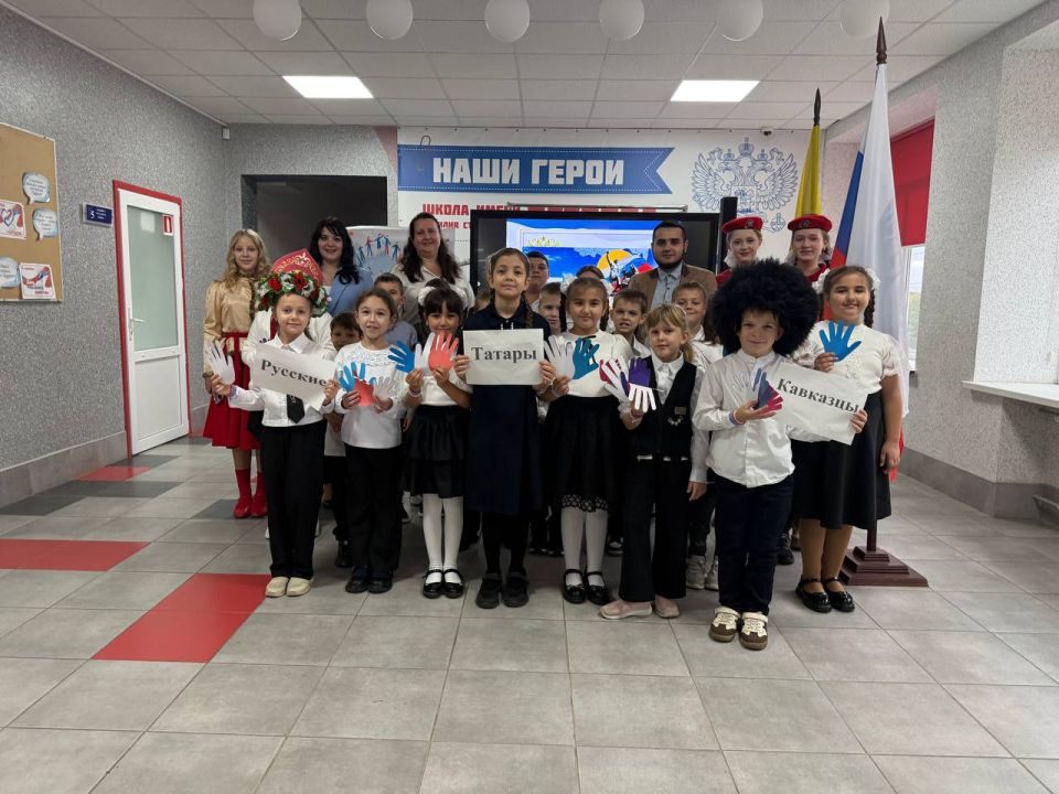      8 .      .ѻ .    ,        ,     