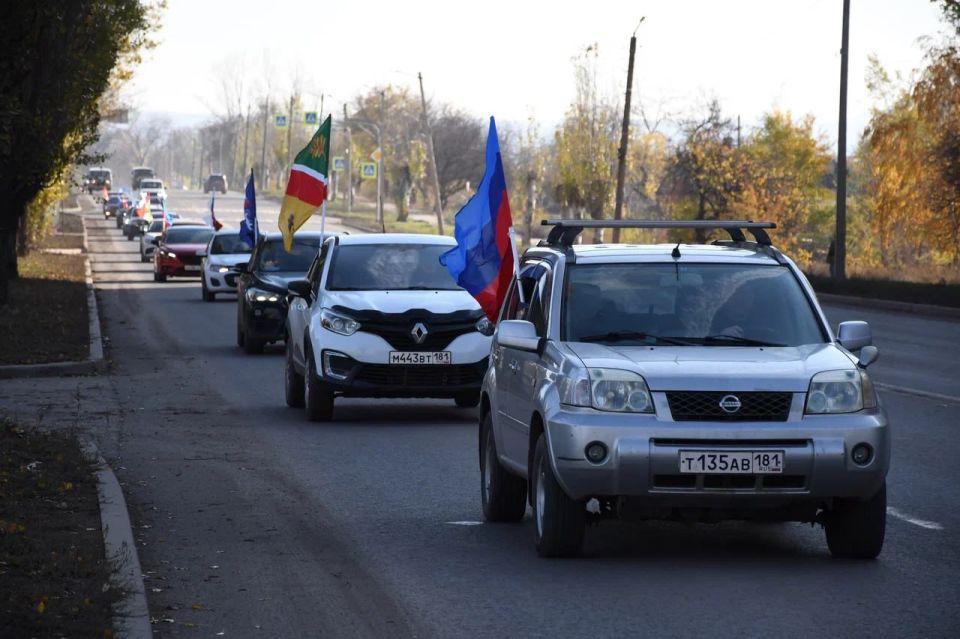Гигантский флаг России и мурал из 12 матрешек Гигантский флаг России и мурал из 12 матрешек