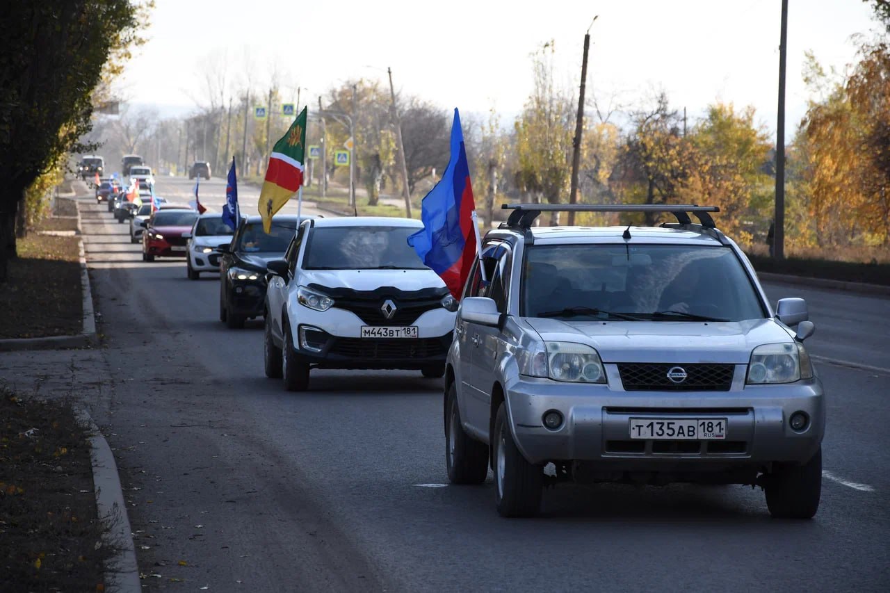 Гигантский флаг России и мурал из 12 матрешек Гигантский флаг России и мурал из 12 матрешек