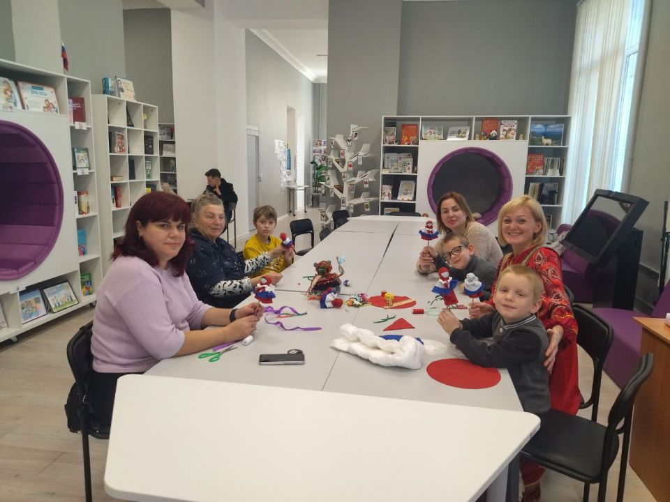 Ко Дню народного единства в Центральной городской модельной библиотеке им. М. Ю. Лермонтова с воспитанниками ГБУ "Комплексный центр социального обслуживания населения" состоялась тематическая встреча "В единстве народа -... Ко Дню народного единства в Центральной городской модельной библиотеке им. М. Ю. Лермонтова с воспитанниками ГБУ "Комплексный центр социального обслуживания населения" состоялась тематическая встреча "В единстве народа -...