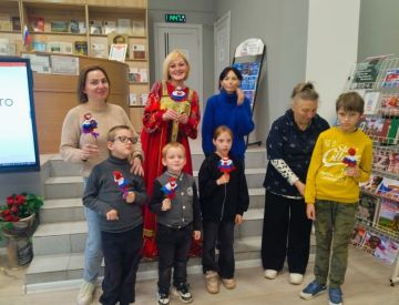 Ко Дню народного единства в Центральной городской модельной библиотеке им. М. Ю. Лермонтова с воспитанниками ГБУ "Комплексный центр социального обслуживания населения" состоялась тематическая встреча "В единстве народа -...