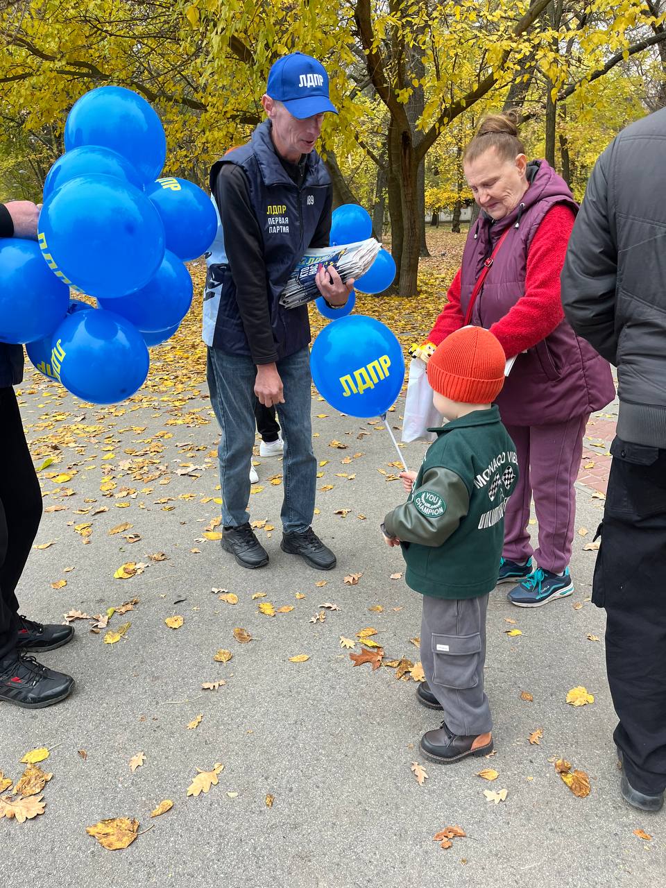 В честь Дня народного единства координатор местного отделения ЛДПР Мелитополя вместе с активистами вышли в городской парк, чтобы поздравить жителей с праздником В честь Дня народного единства координатор местного отделения ЛДПР Мелитополя вместе с активистами вышли в городской парк, чтобы поздравить жителей с праздником