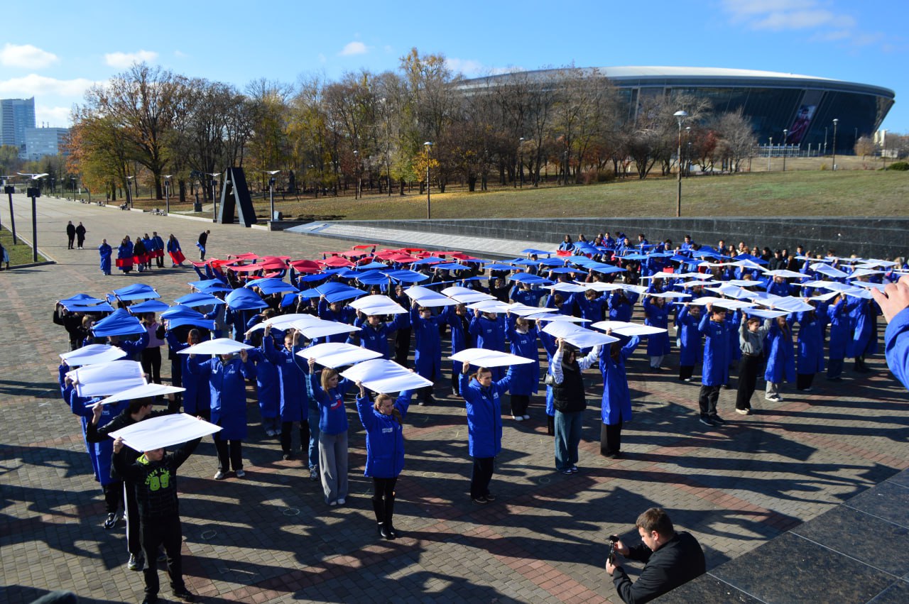 Гигантский флаг России и мурал из 12 матрешек Гигантский флаг России и мурал из 12 матрешек