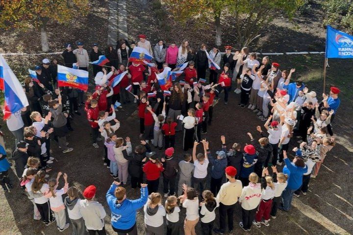 Гигантский флаг России и мурал из 12 матрешек Гигантский флаг России и мурал из 12 матрешек