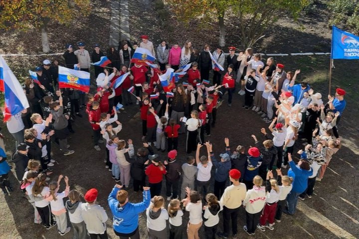 Гигантский флаг России и мурал из 12 матрешек Гигантский флаг России и мурал из 12 матрешек