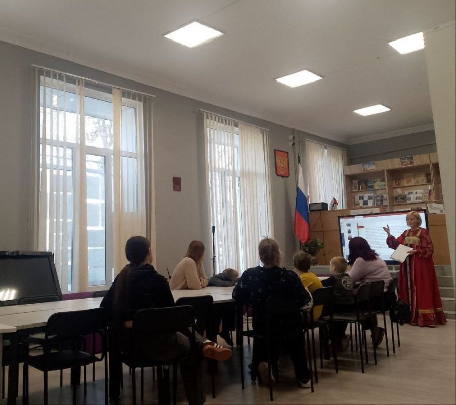 Ко Дню народного единства в Центральной городской модельной библиотеке им. М. Ю. Лермонтова с воспитанниками ГБУ "Комплексный центр социального обслуживания населения" состоялась тематическая встреча "В единстве народа -... Ко Дню народного единства в Центральной городской модельной библиотеке им. М. Ю. Лермонтова с воспитанниками ГБУ "Комплексный центр социального обслуживания населения" состоялась тематическая встреча "В единстве народа -...