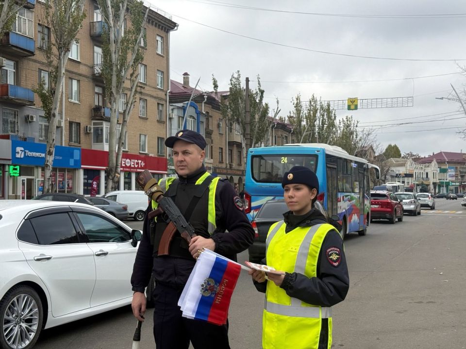 Госавтоинспекция города Мелитополя поздравляет жителей и гостей города с Днём народного единства!! Госавтоинспекция города Мелитополя поздравляет жителей и гостей города с Днём народного единства!!