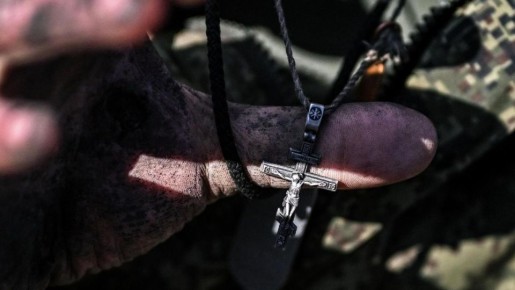 На позиции бойцов доставлены мощи святых и иконы