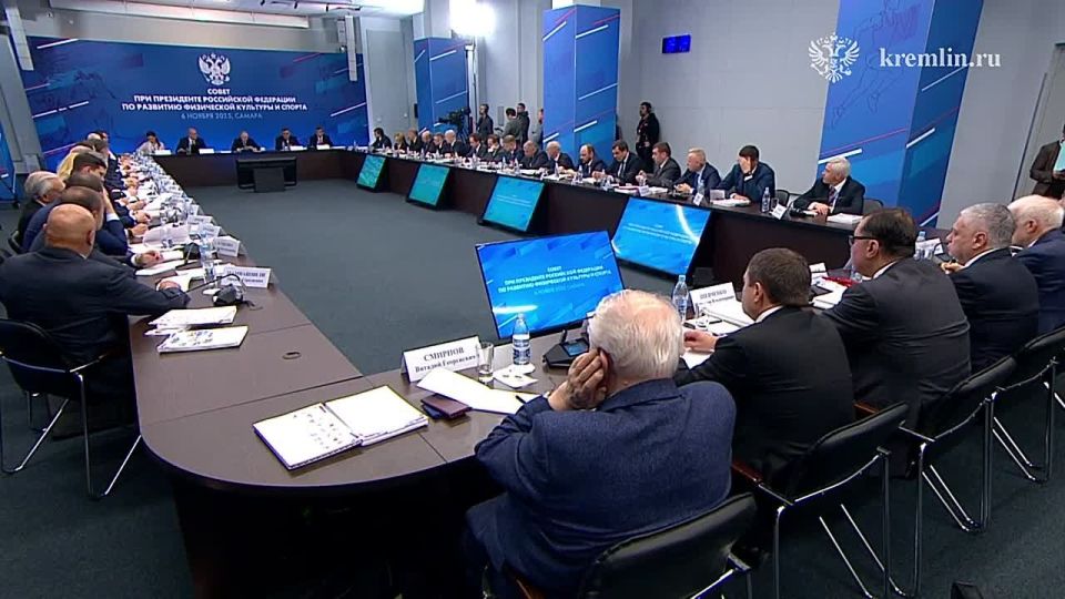 Президент России Владимир Путин поручил создать школьные спортивные лиги во всех регионах России