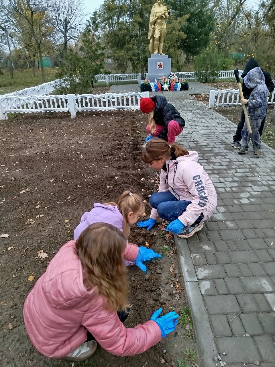 Кружок «Походники» организовал акцию «Цветы памяти» на братской могиле в Светлодолинском Кружок «Походники» организовал акцию «Цветы памяти» на братской могиле в Светлодолинском