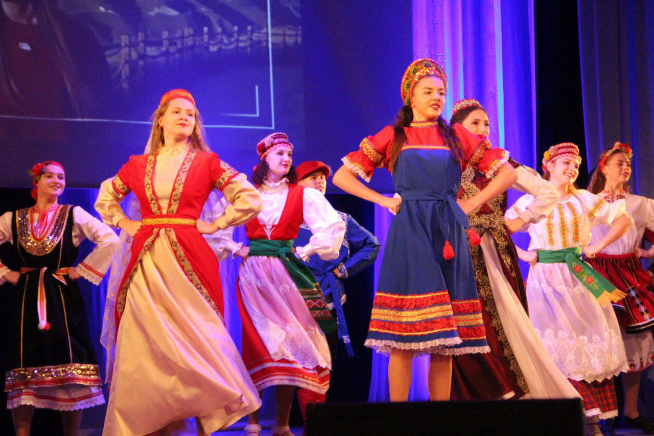 Праздничная концертная программа «Сила России в единстве», приуроченная ко Дню народного единства, прошла в Областном центре искусств и народного творчества в Мелитополе Праздничная концертная программа «Сила России в единстве», приуроченная ко Дню народного единства, прошла в Областном центре искусств и народного творчества в Мелитополе